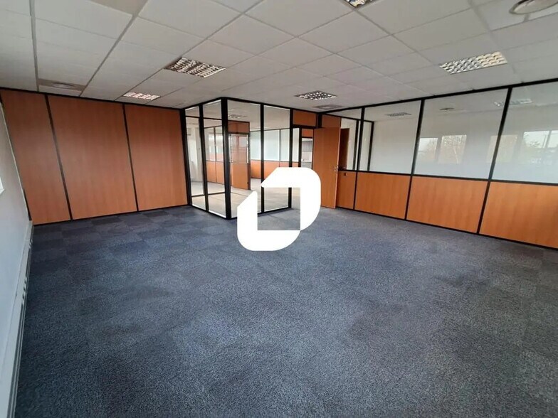 Office in Wambrechies for lease - Interior Photo - Image 2 of 7