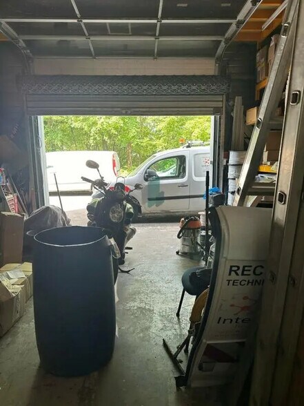 Flex in Taverny for lease - Interior Photo - Image 1 of 6