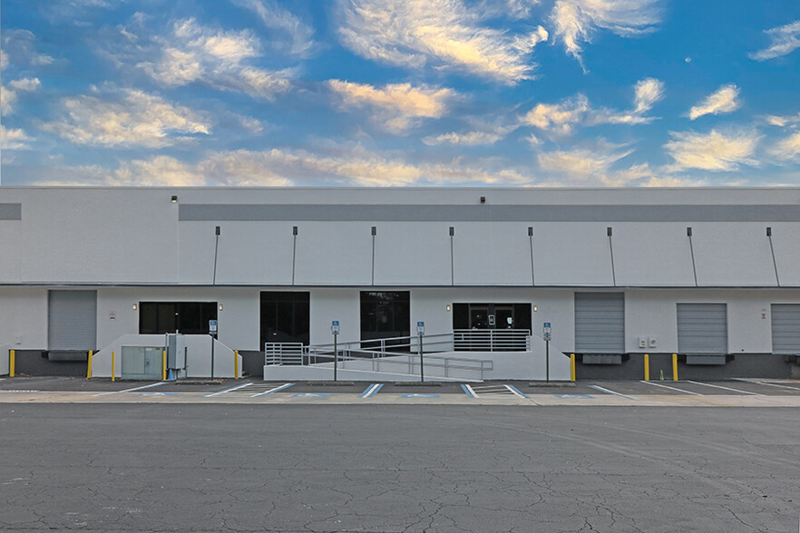 8500 Baycenter Rd, Jacksonville, FL for lease - Building Photo - Image 2 of 3