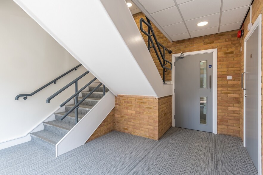 Beaconsfield Rd, Hatfield for lease - Building Photo - Image 3 of 4