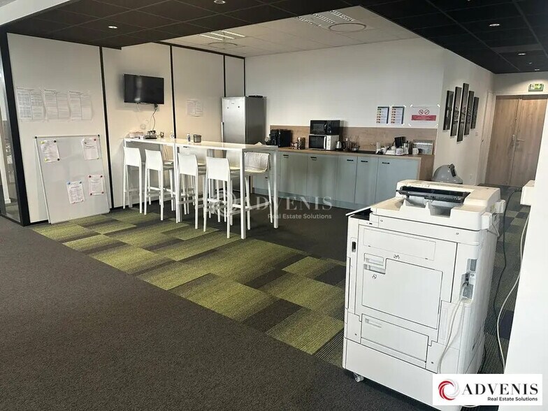 Office in Lesquin for lease - Building Photo - Image 2 of 10