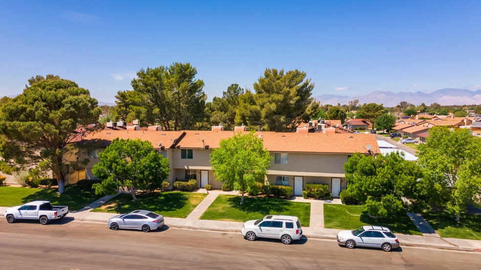 121 N Gateway Blvd, Ridgecrest, CA for sale - Building Photo - Image 2 of 16