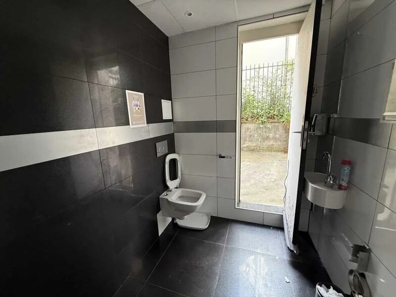 Retail in Paris for lease - Building Photo - Image 3 of 5