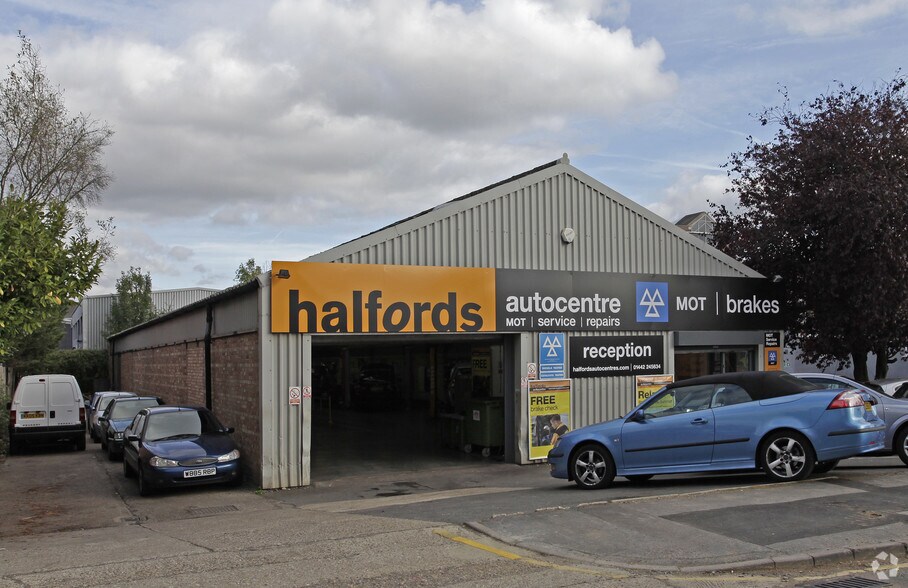 28 Mark Rd, Hemel Hempstead for sale - Primary Photo - Image 1 of 1