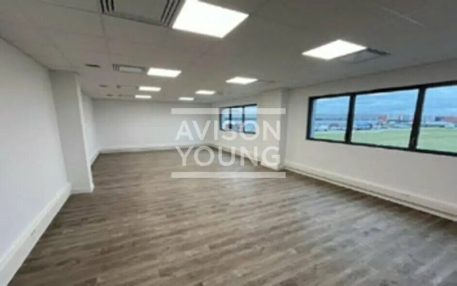 Flex in Le Thillay for lease - Interior Photo - Image 3 of 3