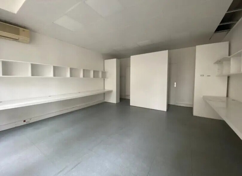 Office in Paris for lease - Building Photo - Image 3 of 5