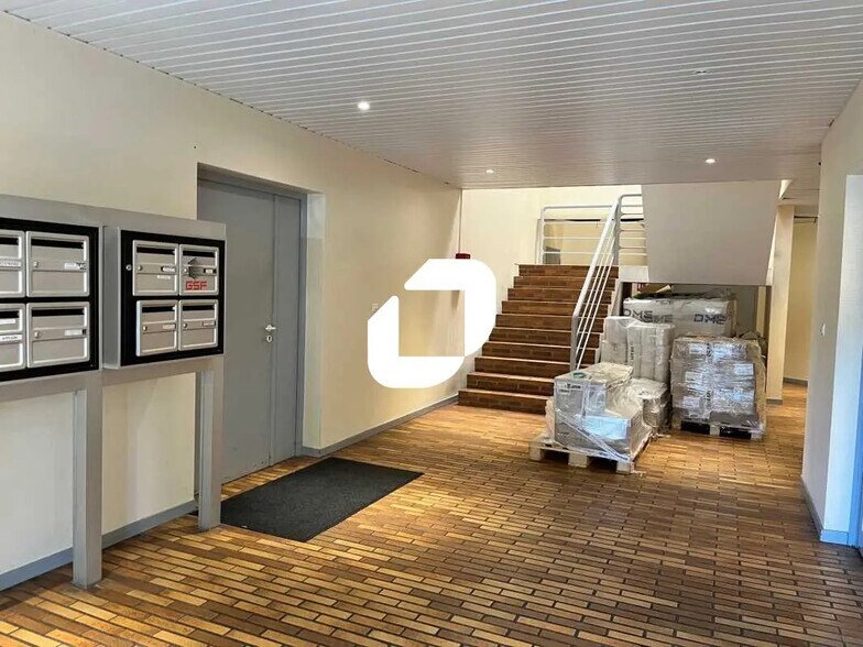 Office in Mérignac for lease - Lobby - Image 2 of 13