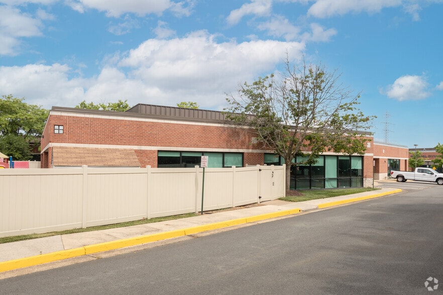 530 Huntmar Park Dr, Herndon, VA for lease - Building Photo - Image 2 of 5