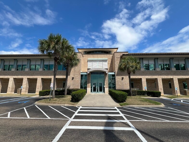 1002 Arthur Dr, Lynn Haven, FL for lease - Building Photo - Image 1 of 18