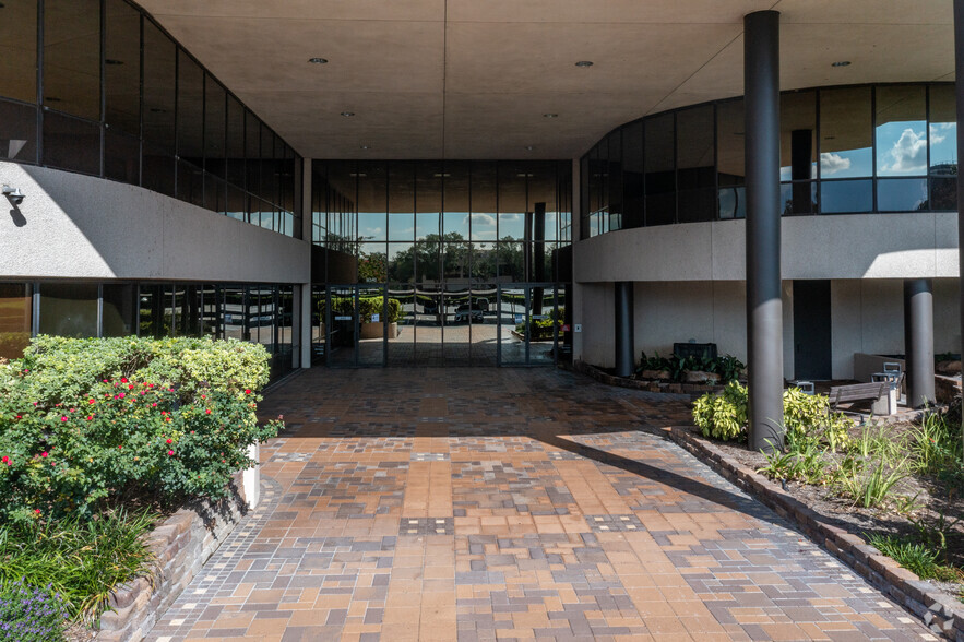 16340 Park Ten Place Dr, Houston, TX for lease - Building Photo - Image 3 of 10