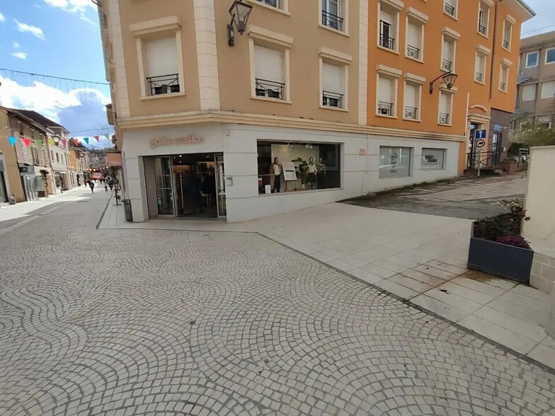 Retail in Bourgoin-Jallieu for sale - Building Photo - Image 1 of 8