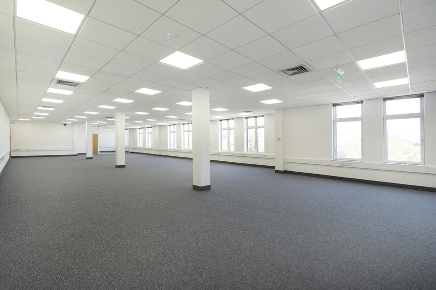 2-4 Oyster Ln, Byfleet for lease - Building Photo - Image 2 of 5