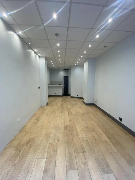 Retail in Paris for lease - Building Photo - Image 2 of 7