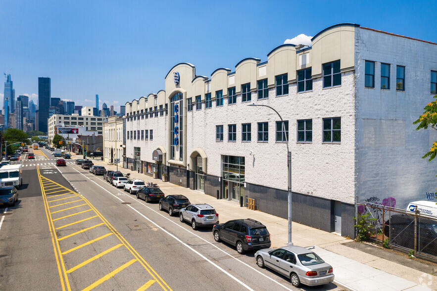 11-11 44th Dr, Long Island City, NY for lease - Building Photo - Image 1 of 9