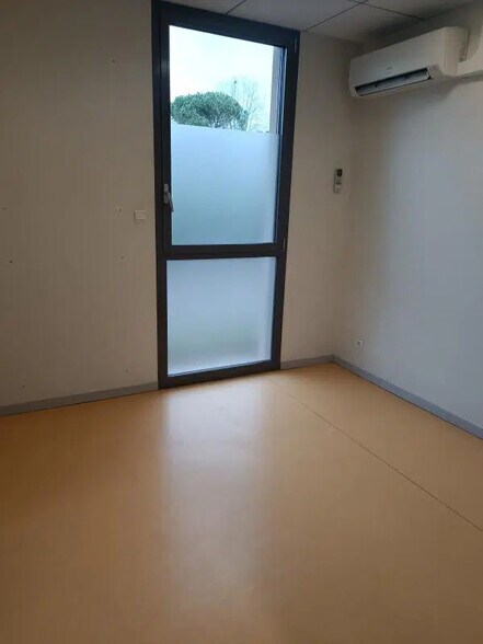 Office in La Roche-Vineuse for lease - Interior Photo - Image 2 of 8