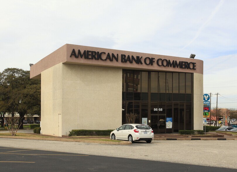 8668 Spicewood Springs Rd, Austin, TX for lease - Primary Photo - Image 3 of 8