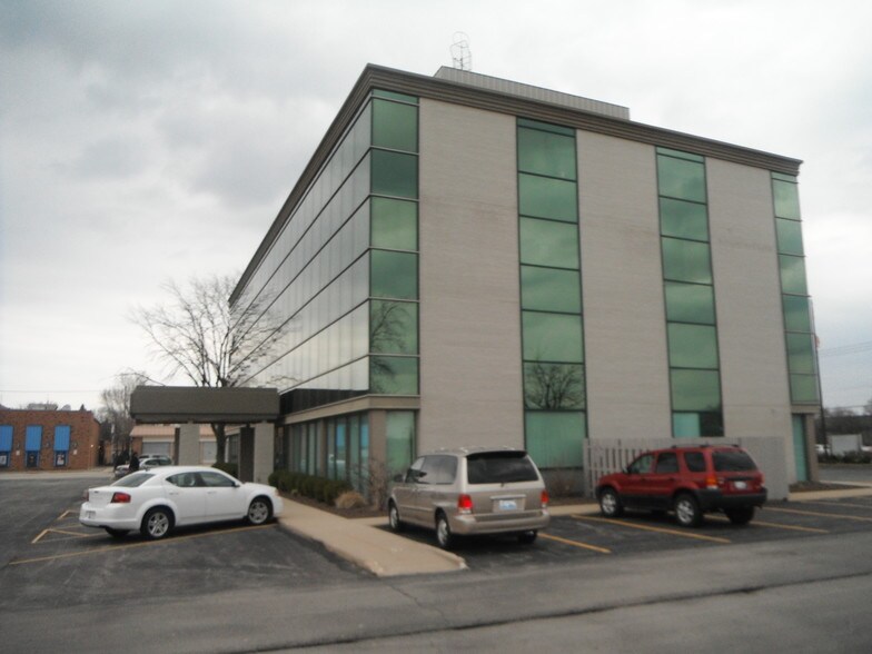 70 Meadowview Ctr, Kankakee, IL for lease - Building Photo - Image 1 of 4