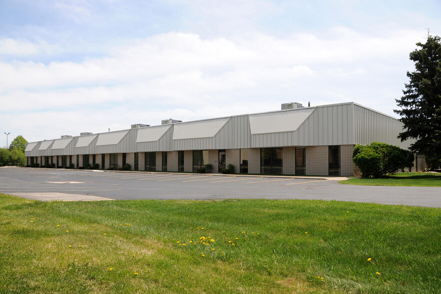 3901-3913 Varsity Dr, Ann Arbor, MI for lease - Building Photo - Image 1 of 9