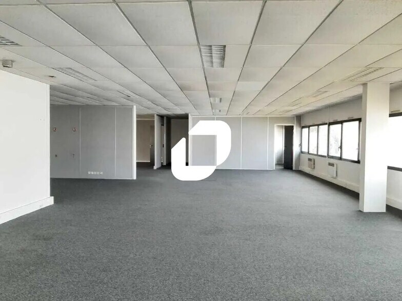 Office in Plaisir for lease - Building Photo - Image 2 of 17