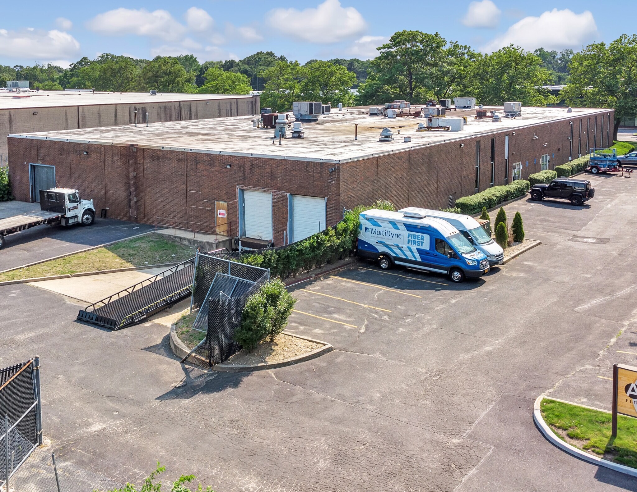 35 Hoffman Ave, Hauppauge, NY 11788