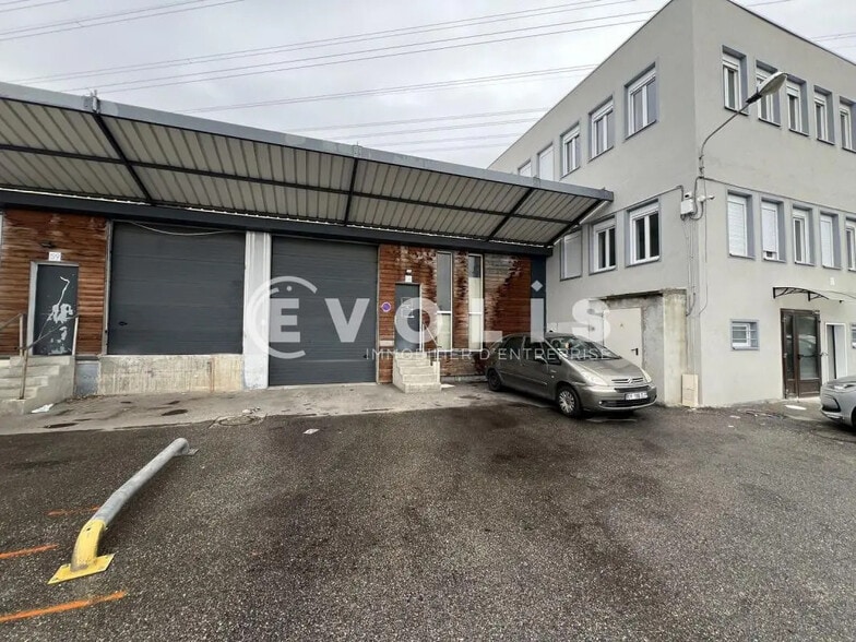 Flex in Saint-Priest for lease - Building Photo - Image 1 of 6