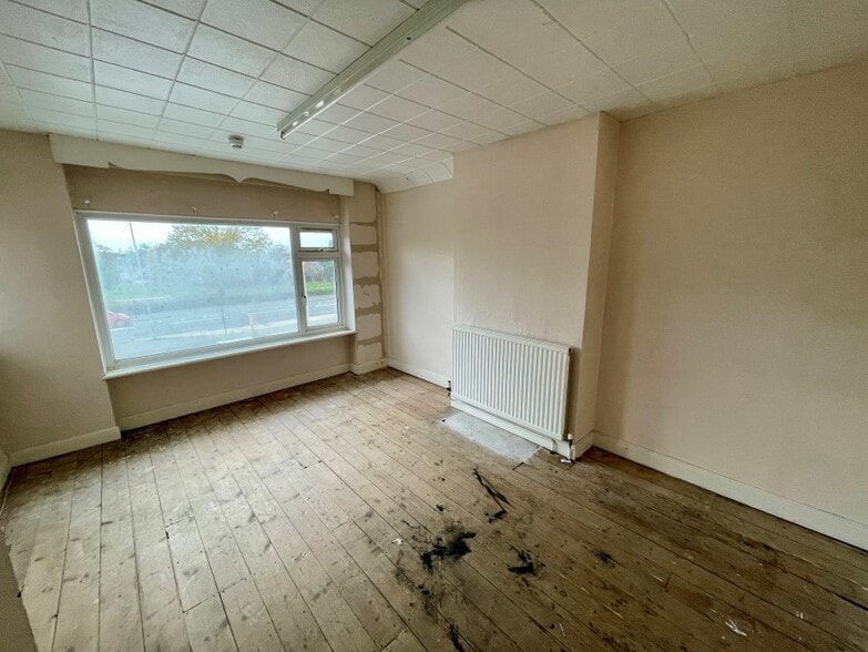 56 Frinton Rd, Clacton On Sea for sale - Interior Photo - Image 2 of 11