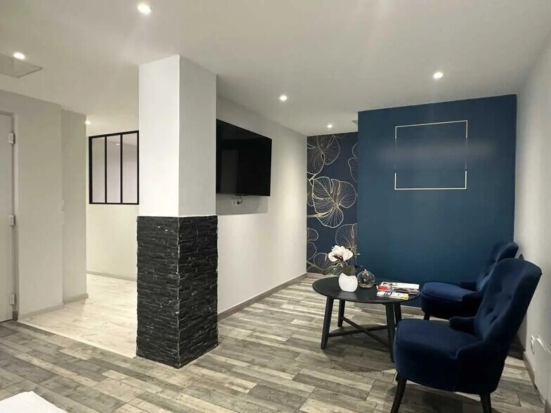 Office in Fontaines-sur-Saône for sale - Interior Photo - Image 1 of 8