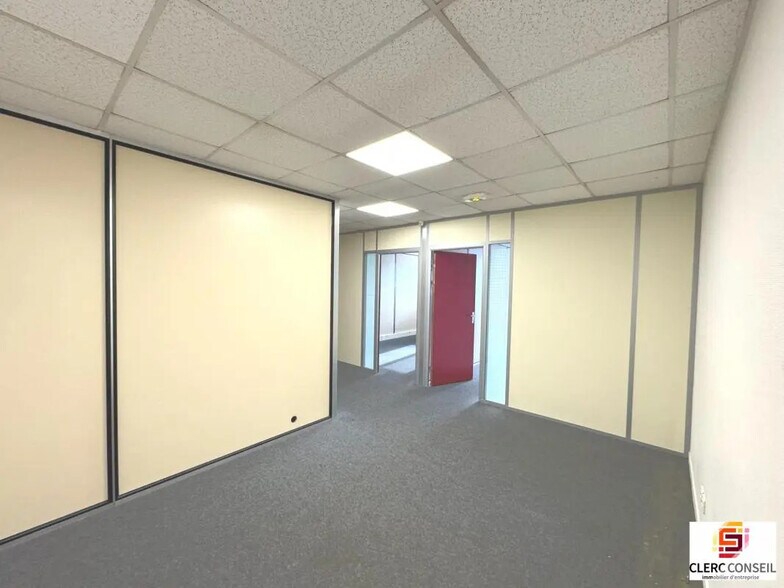 Office in Le Petit-Quevilly for lease - Building Photo - Image 2 of 13
