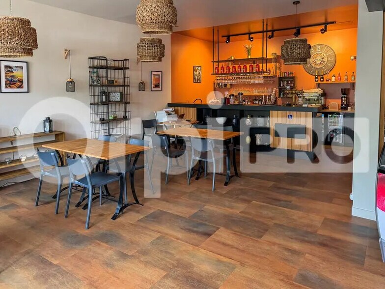 Retail in Léon for sale - Building Photo - Image 2 of 8