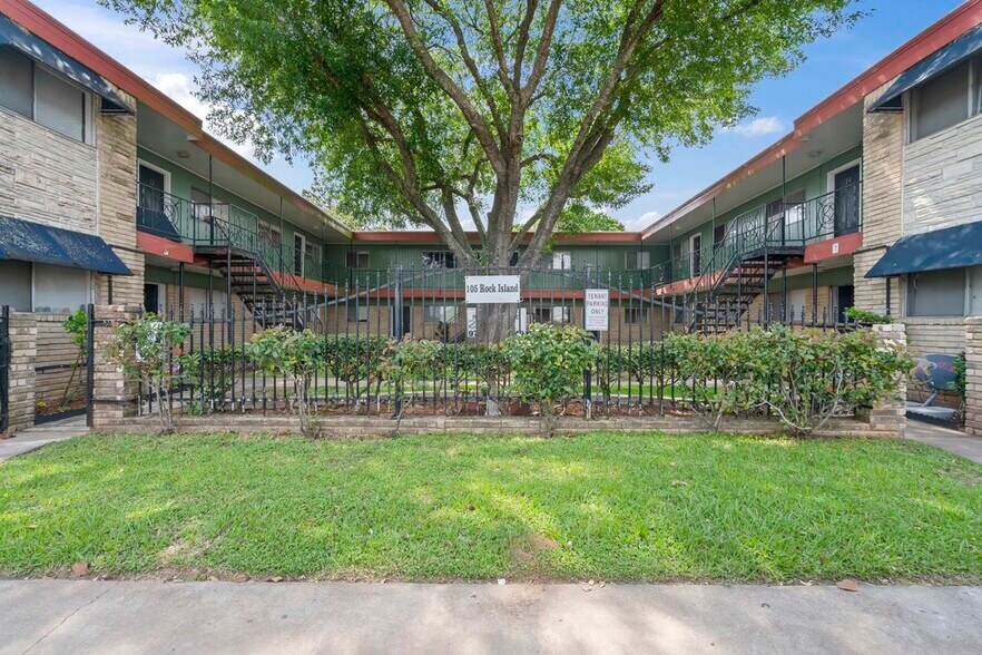 105 N Rockisland St, Angleton, TX 77515 - 20 Unit with Coin Laundry Near Retail