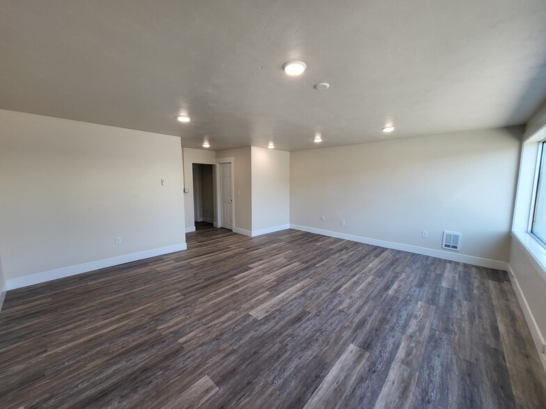 184 W Pine St, Shelley, ID for lease - Interior Photo - Image 3 of 9