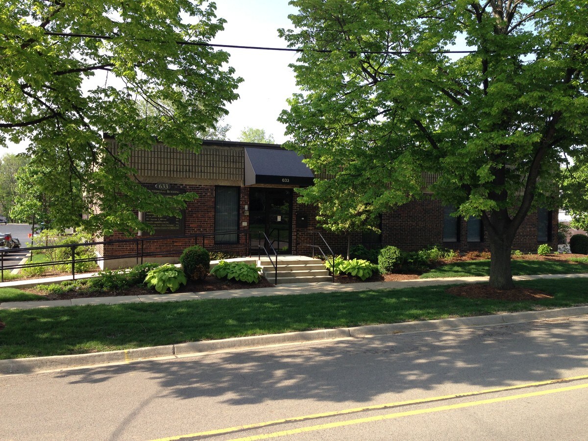 633 Rogers St, Downers Grove, IL 60515