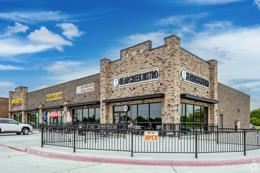 1001 E Harwood Rd, Euless, TX 76039