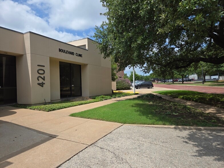 4201 Camp Bowie Blvd, Fort Worth, TX for lease - Building Photo - Image 1 of 43