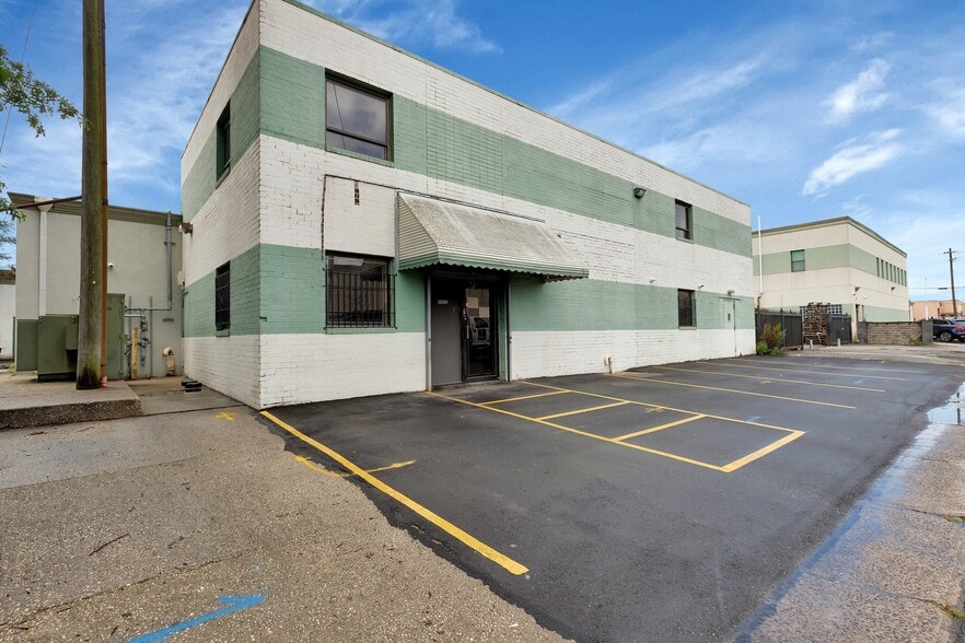 27 New York Ave, Westbury, NY for sale - Building Photo - Image 1 of 1