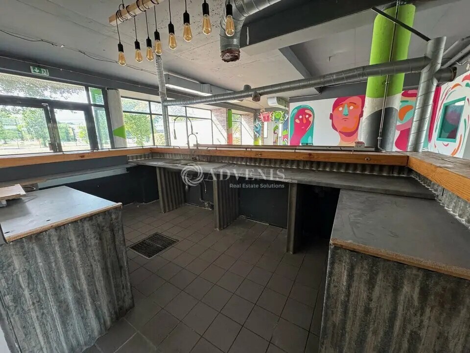 Retail in Champs-sur-Marne for sale Building Photo- Image 1 of 11