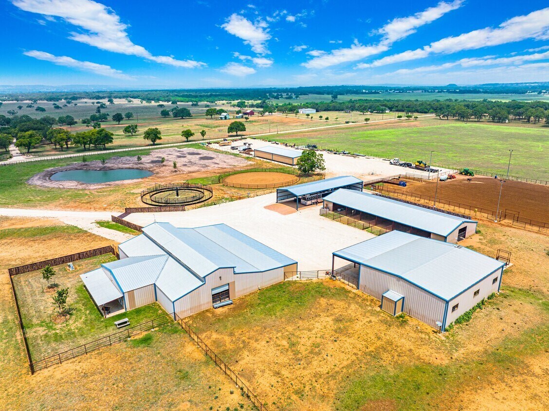 256 Sultemeier Moellering Rd, Fredericksburg, TX for sale Primary Photo- Image 1 of 1