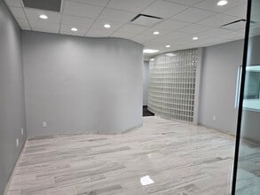 2963 Gulf To Bay Blvd, Clearwater, FL for lease Interior Photo- Image 1 of 17