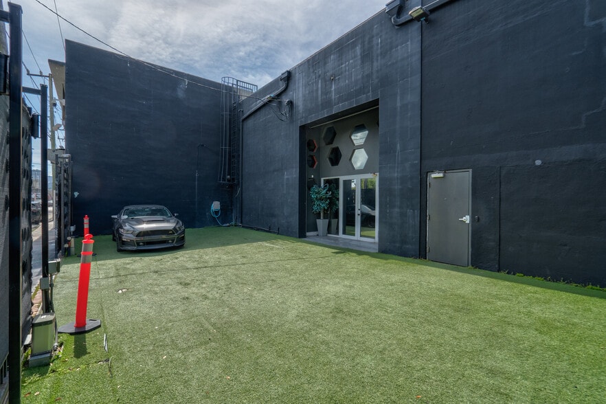 2048 NW Miami Ct, Miami, FL for lease - Building Photo - Image 3 of 54