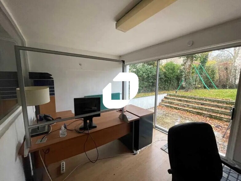 Office in Bièvres for lease - Building Photo - Image 3 of 9