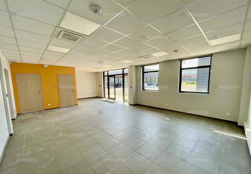 Flex in Villers-Bretonneux for lease - Interior Photo - Image 3 of 3