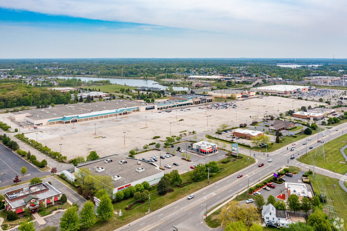 520532 E Rollins Rd, Round Lake Beach, IL 60073