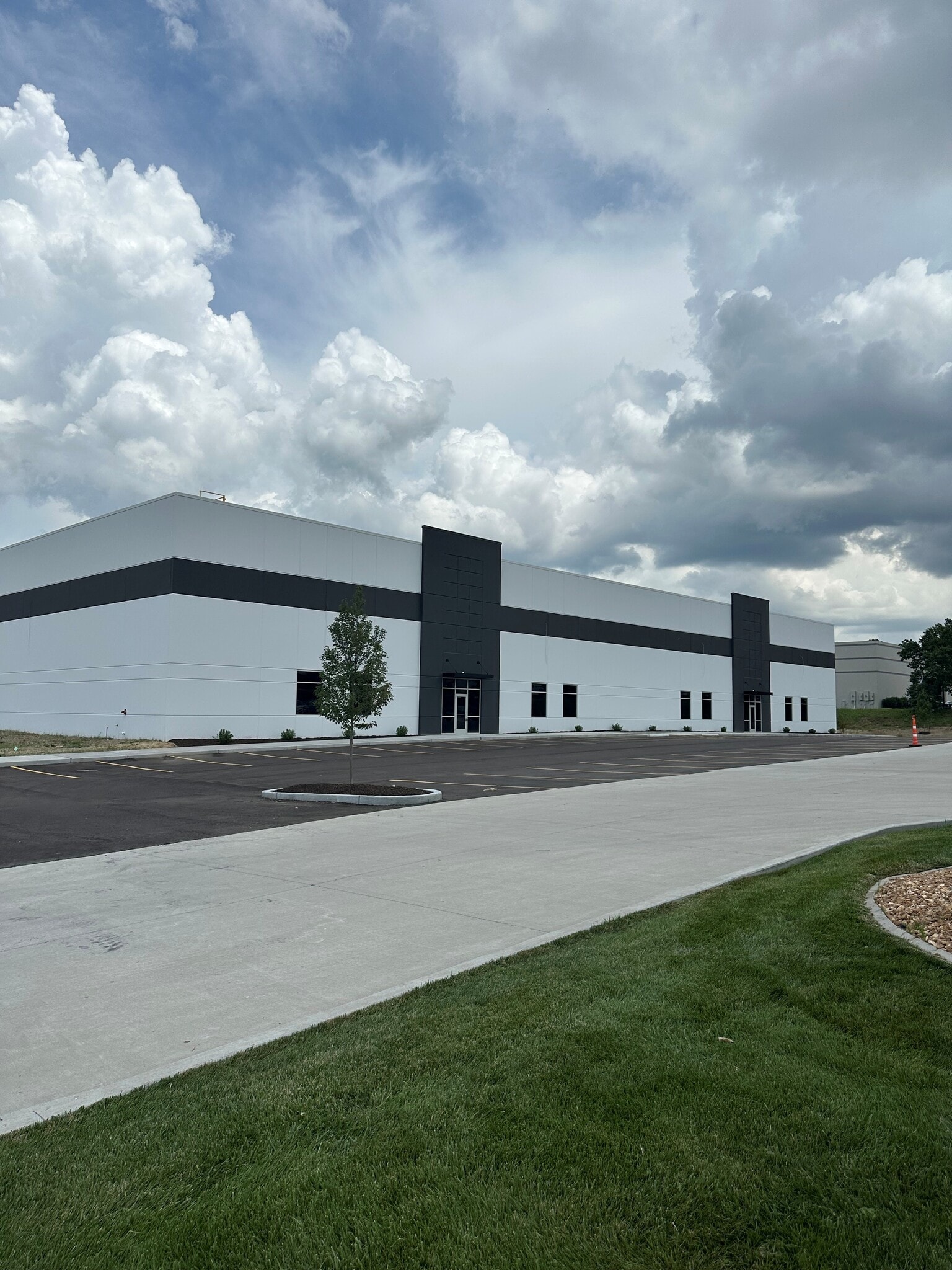 500-550 Corporate Hills Dr, Saint Charles, MO for sale Building Photo- Image 1 of 9