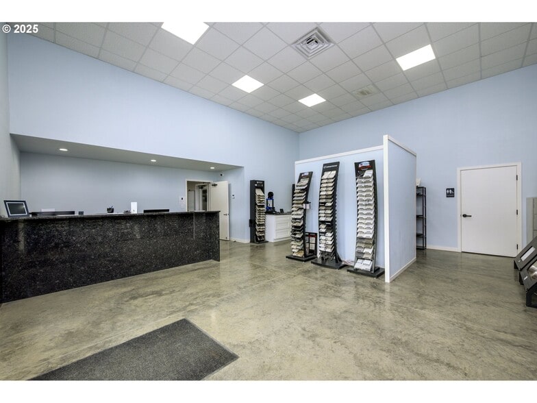 161 Heritage Way, Roseburg, OR for sale - Lobby - Image 3 of 48