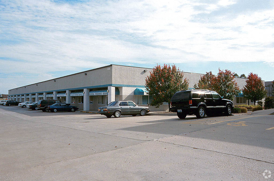 17501 E US Highway 40, Independence, MO for sale - Building Photo - Image 1 of 1