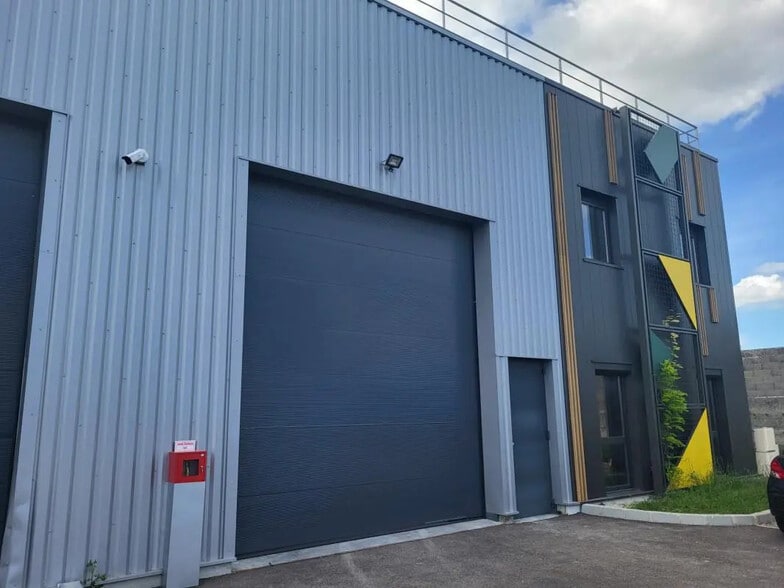 Flex in Saint-Priest for lease - Building Photo - Image 2 of 7