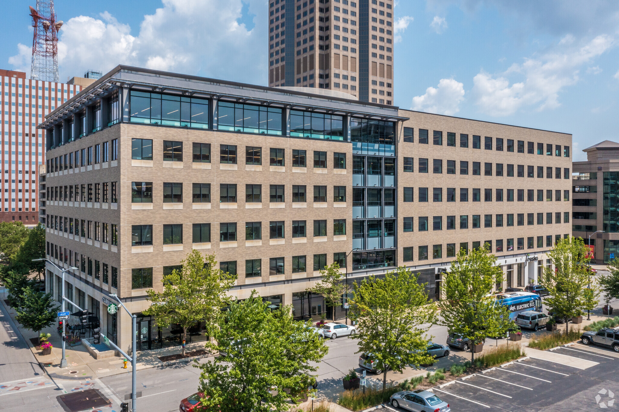 909 Locust St, Des Moines, IA for lease Building Photo- Image 1 of 11