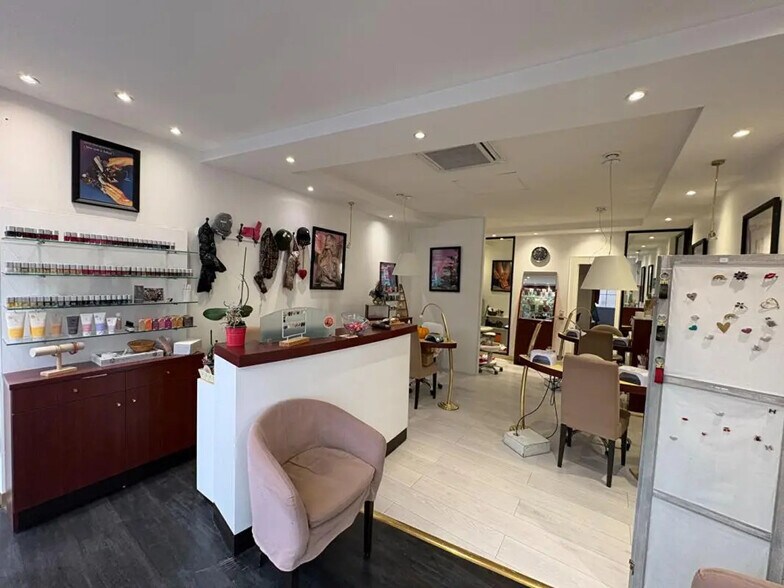 Retail in Le Havre for lease - Interior Photo - Image 1 of 3