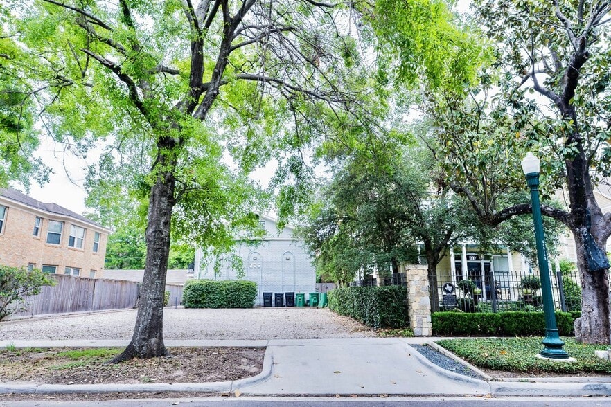 Montrose Multi Family 3.8% interest rate portfolio of 2 properties for sale on LoopNet.com - Building Photo - Image 3 of 6