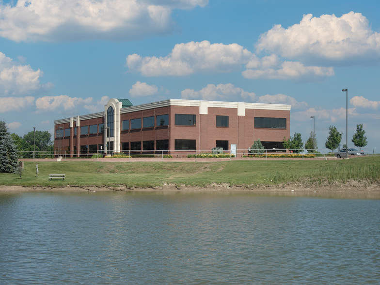 13900 Lakeside Cir, Sterling Heights, MI for lease - Building Photo - Image 3 of 3